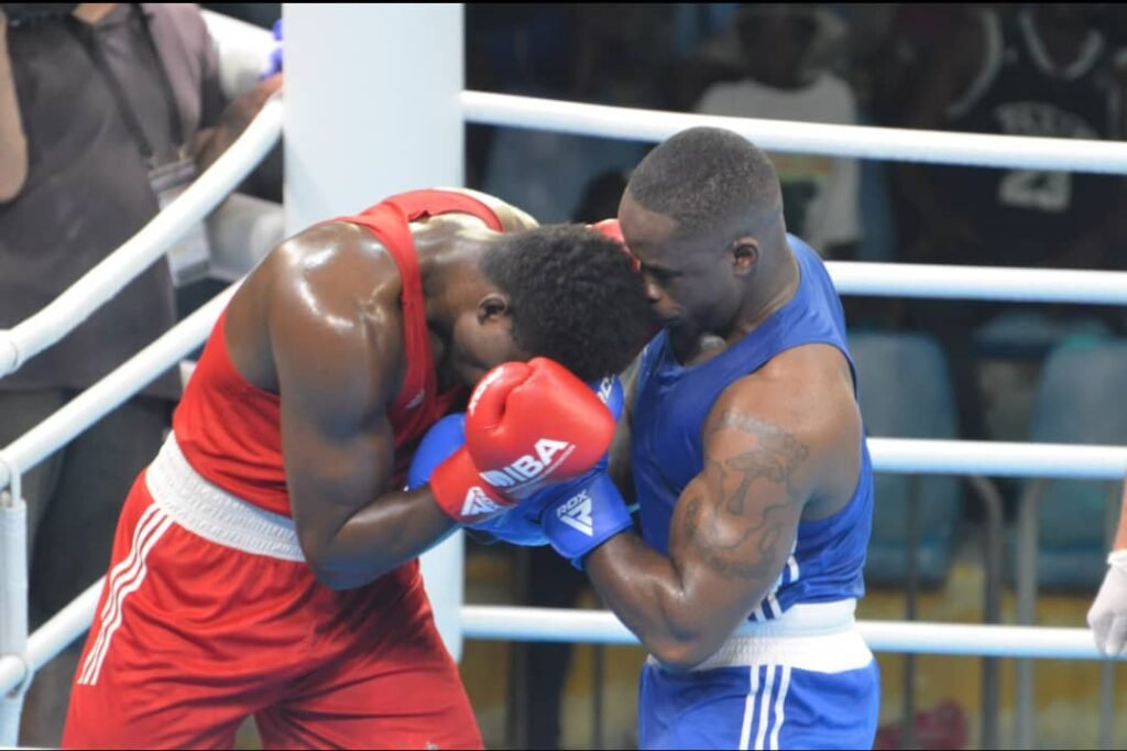 Yann Mike Alogo en acción durante el combate